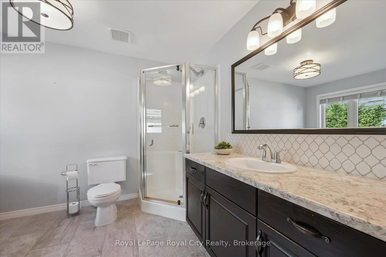 27 OAKRIDGE CRESCENT