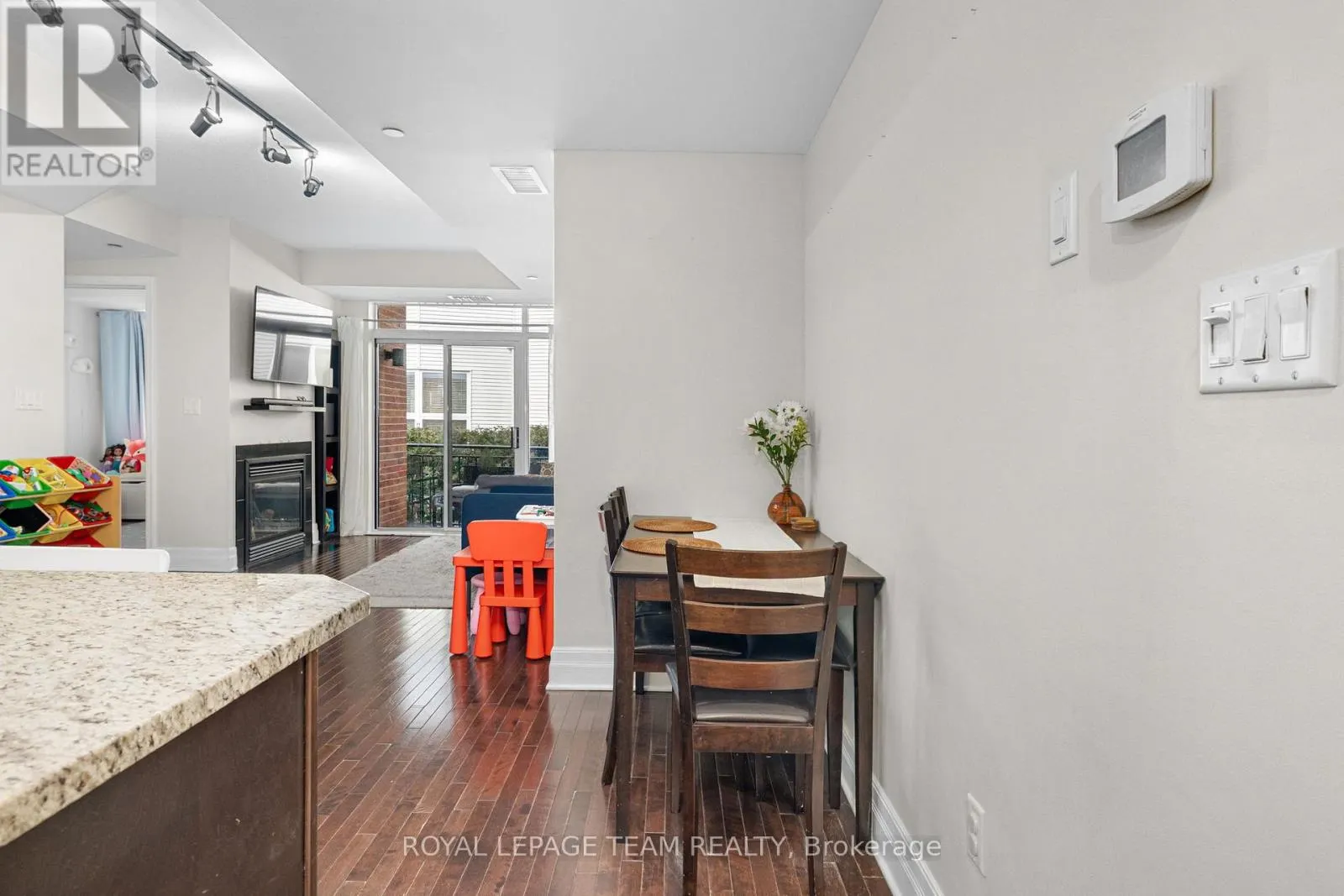 212 - 950 MARGUERITE AVENUE