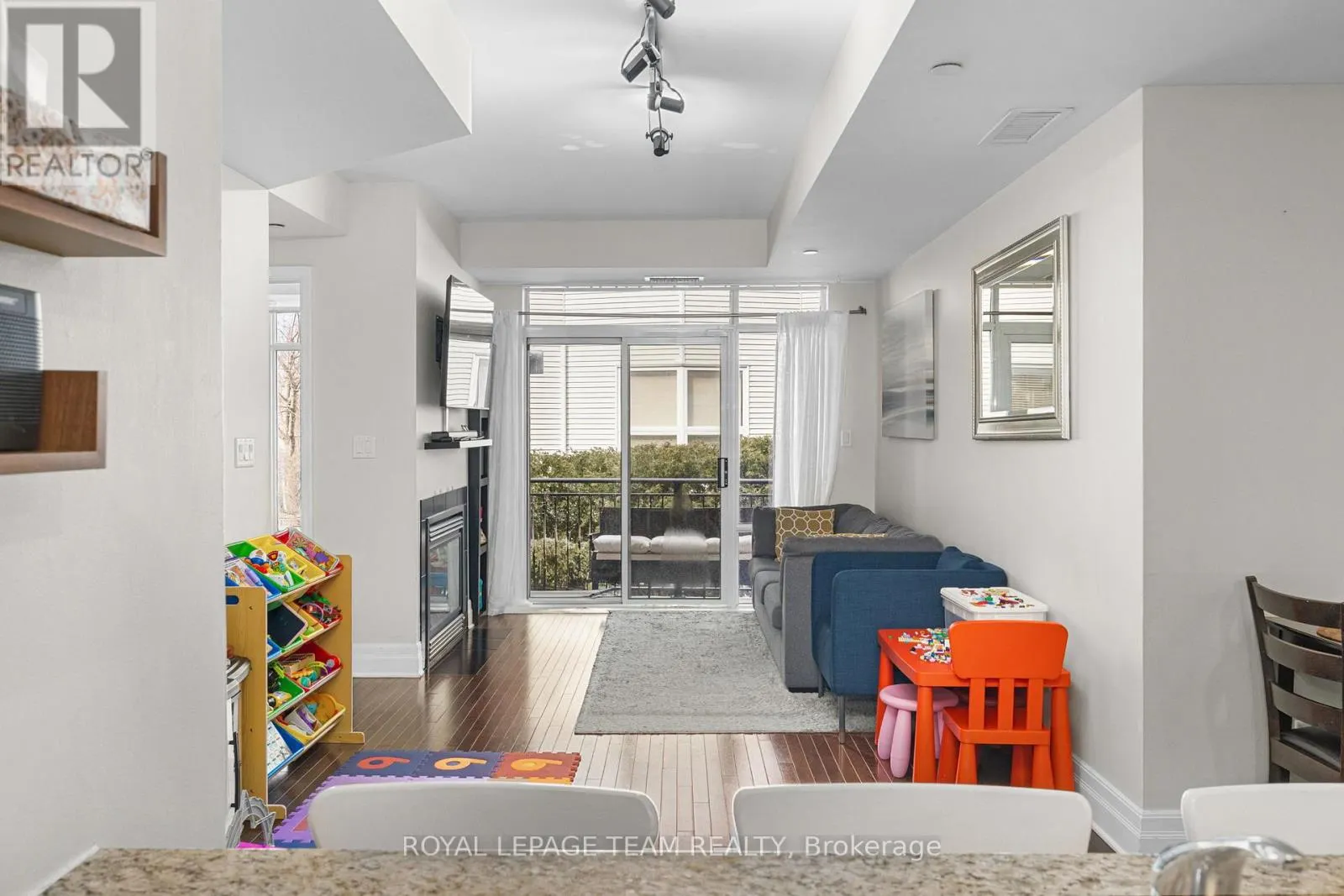 212 - 950 MARGUERITE AVENUE