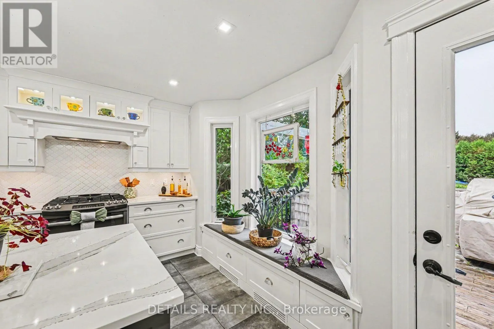 8 FRANCIS STREET
