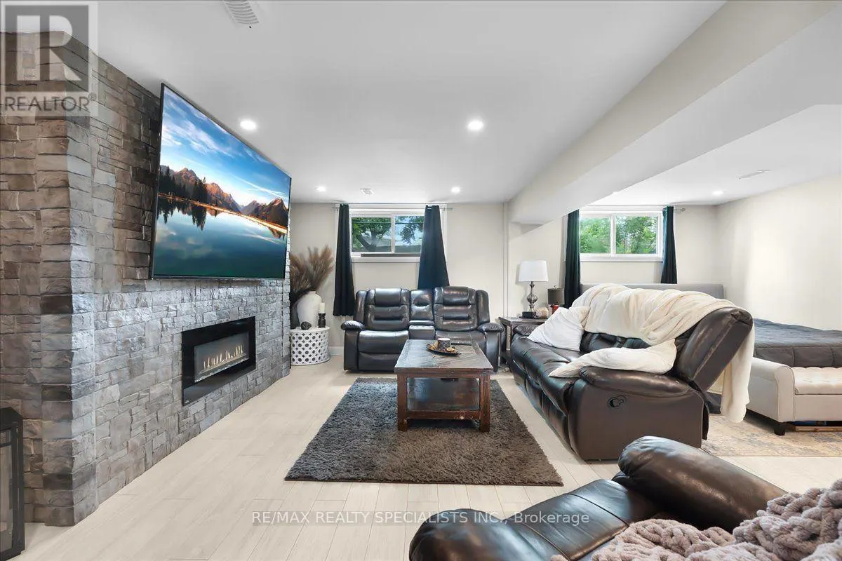 12 WARDELL CRESCENT