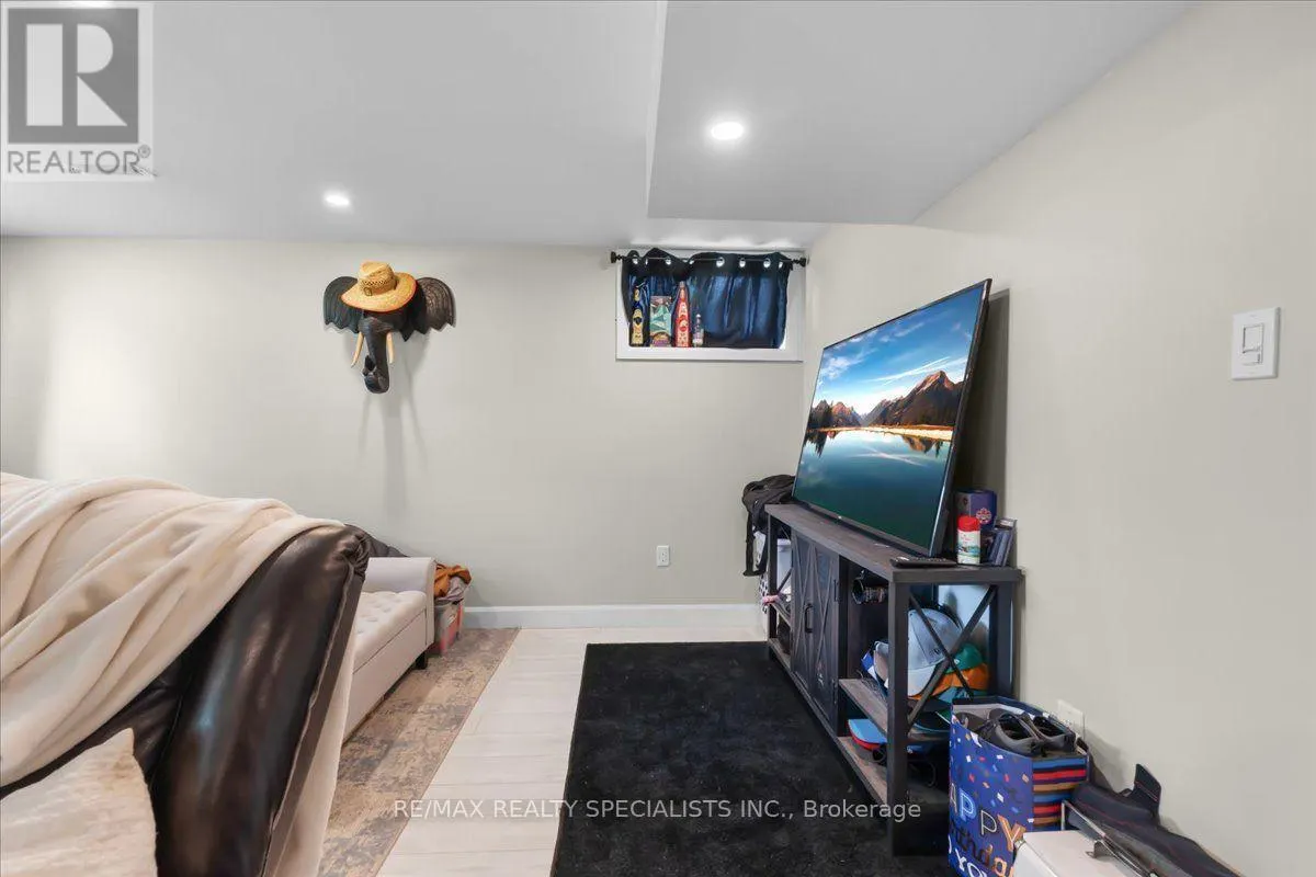 12 WARDELL CRESCENT