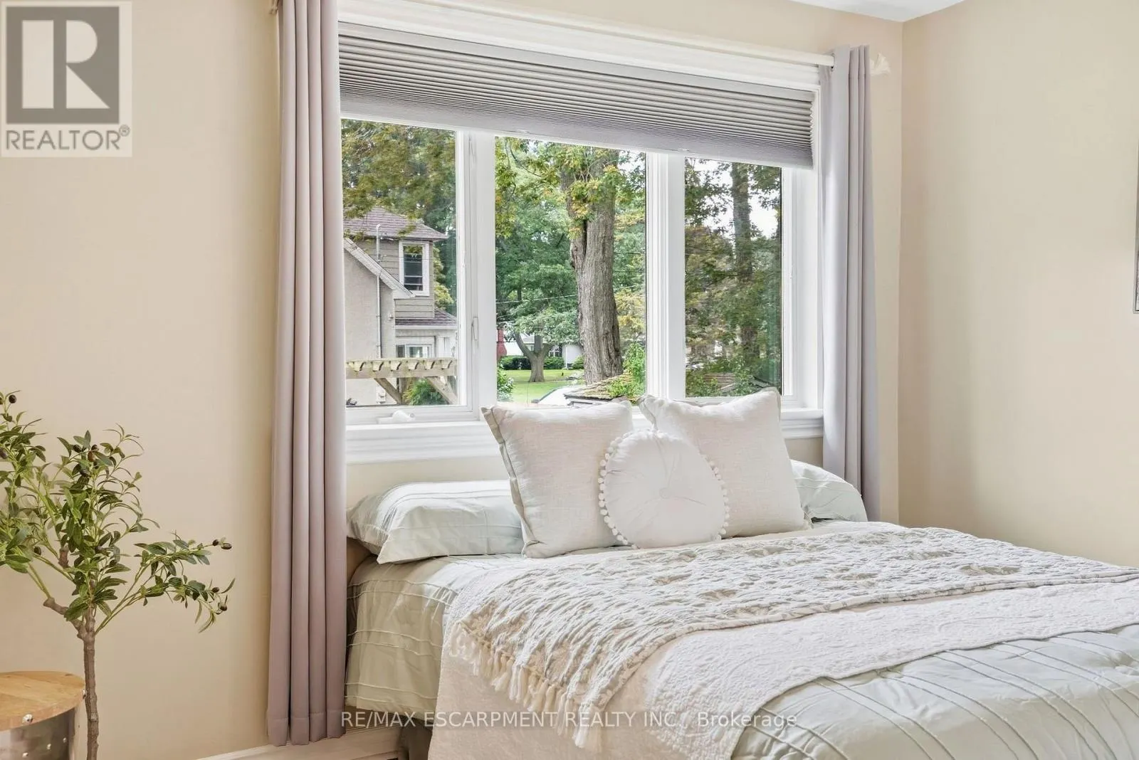 39 ROSEMOUNT AVENUE
