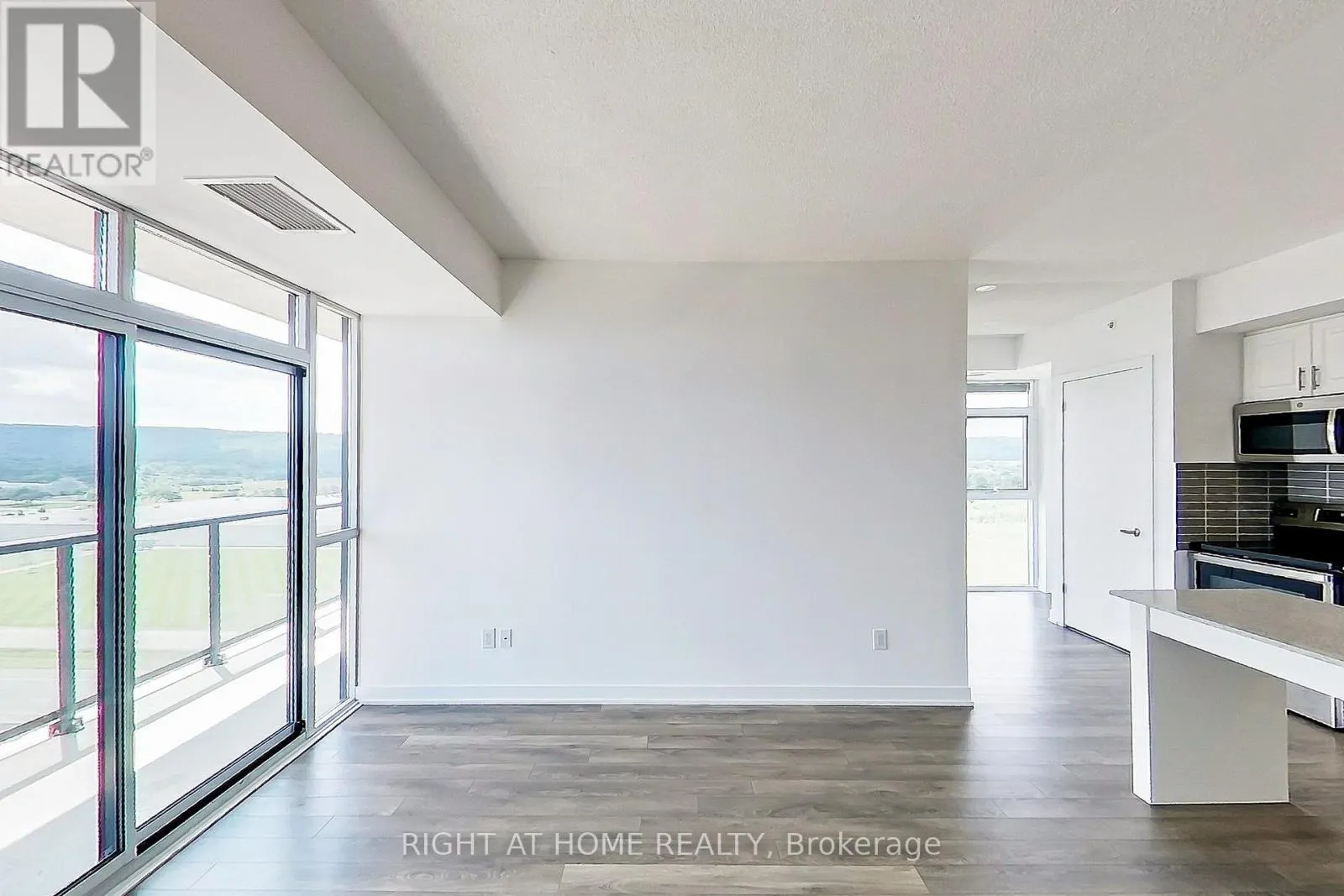 1208 - 550 NORTH SERVICE ROAD