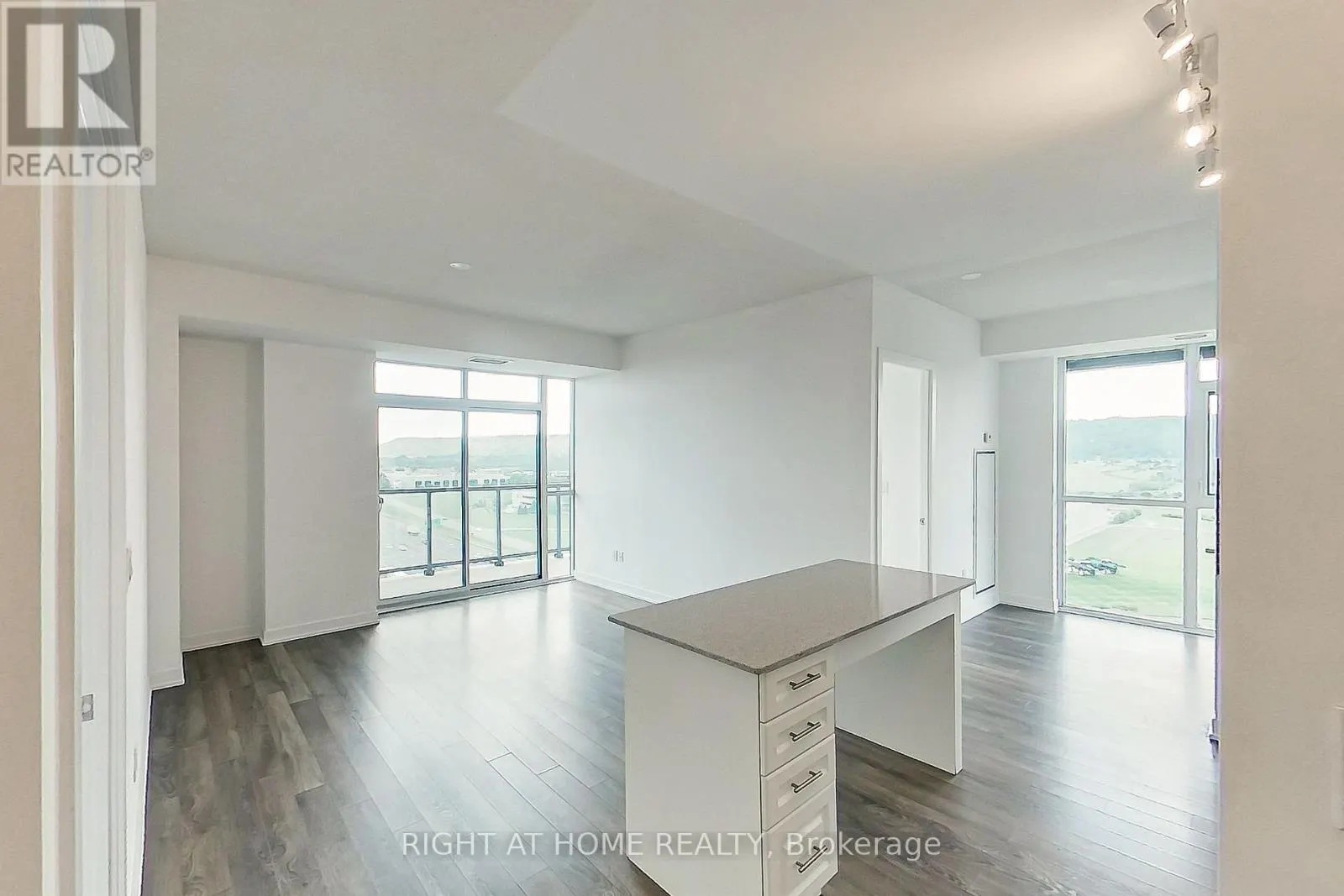 1208 - 550 NORTH SERVICE ROAD