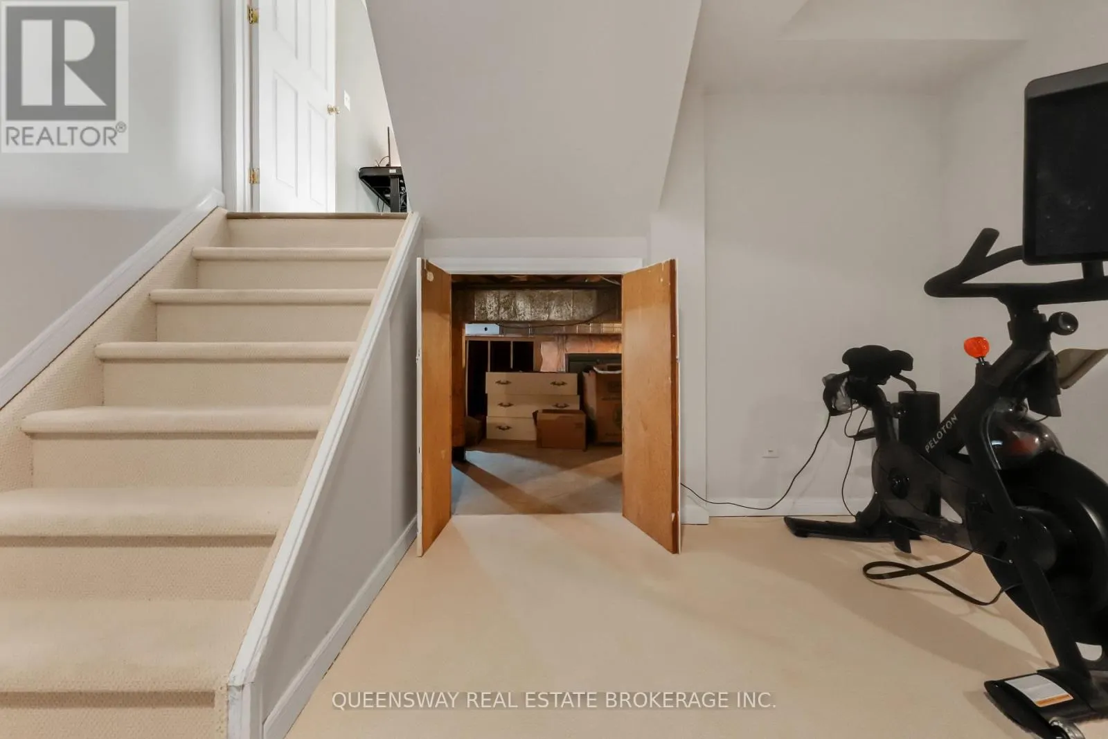 46 GREENWICH DRIVE