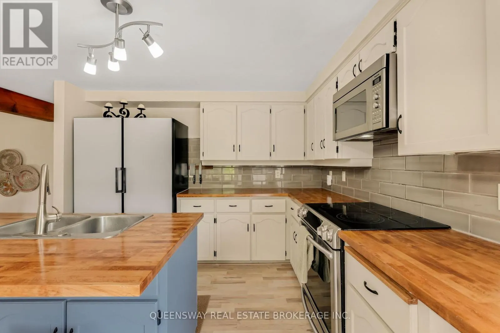 46 GREENWICH DRIVE