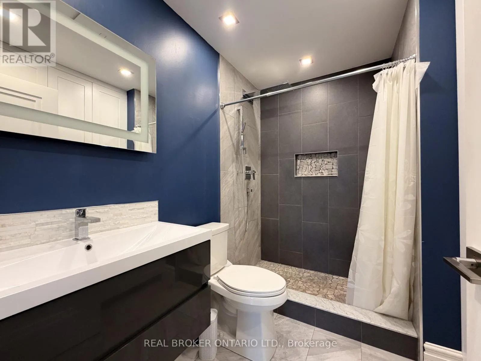 12 - 140 GEORGE STREET W