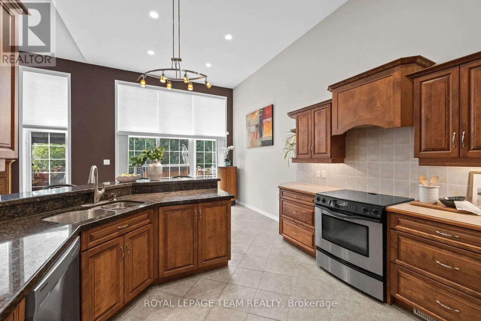 6 KNOTWOOD COURT