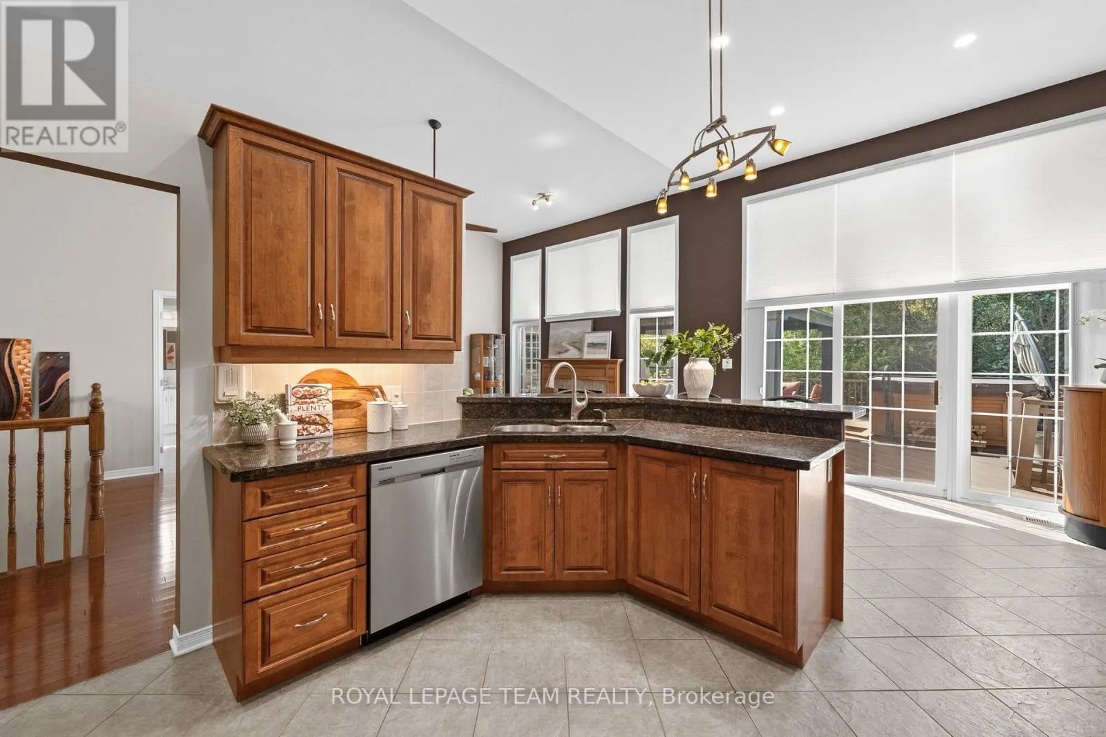 6 KNOTWOOD COURT
