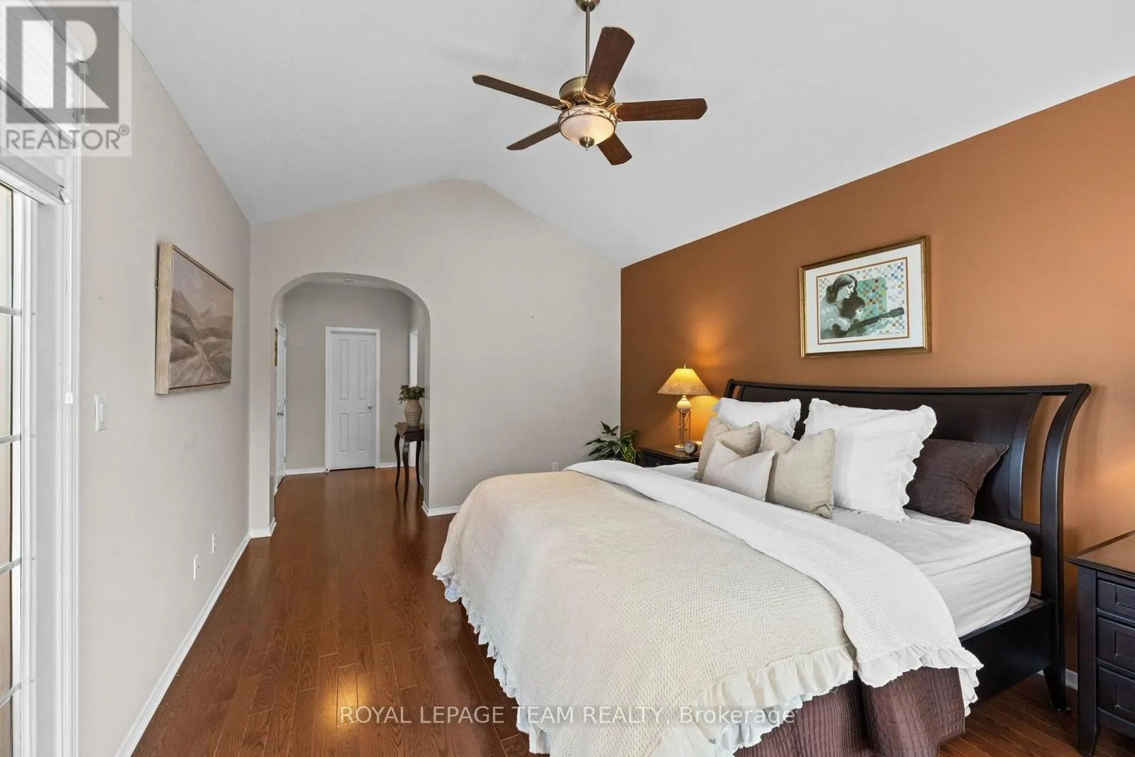 6 KNOTWOOD COURT