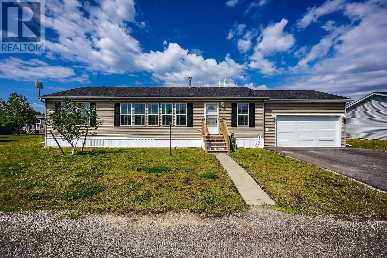 11 HICKORY HOLLOW