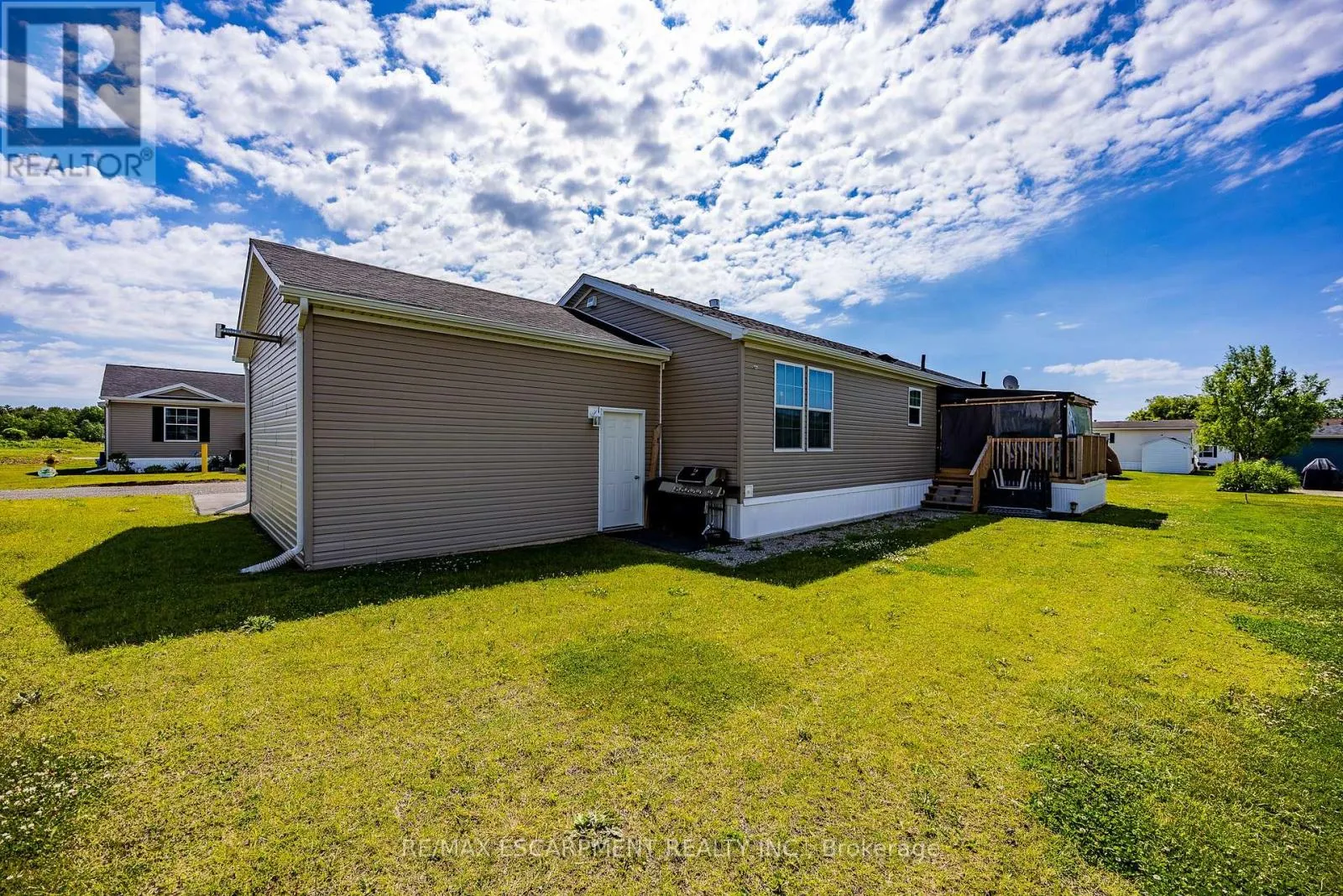 11 HICKORY HOLLOW