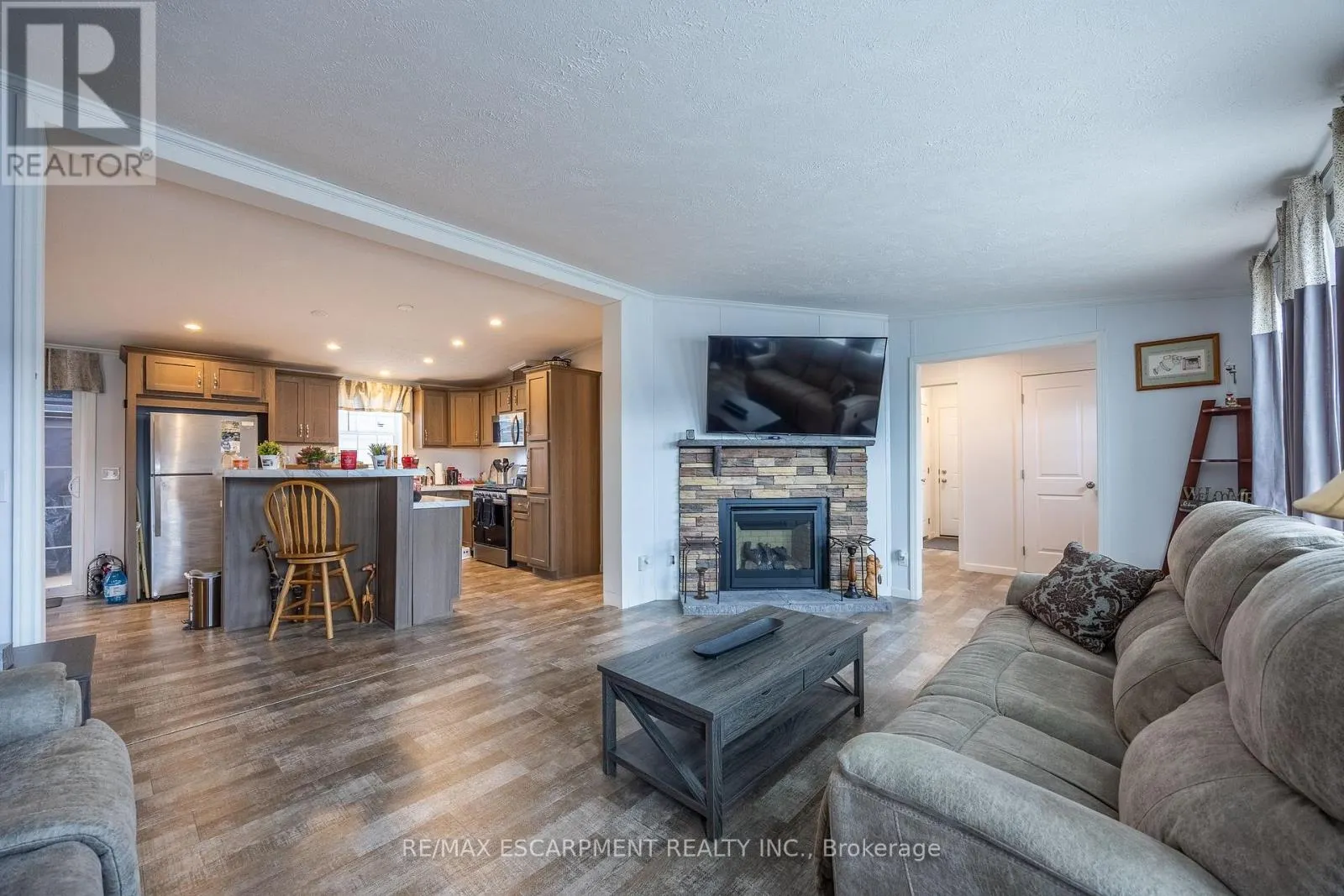 11 HICKORY HOLLOW