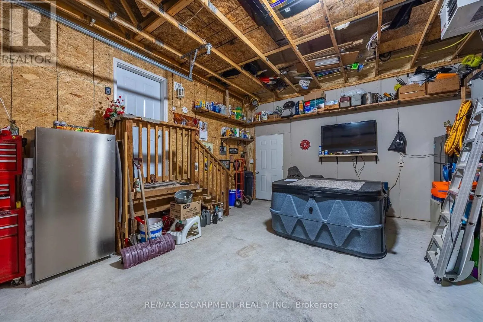 11 HICKORY HOLLOW