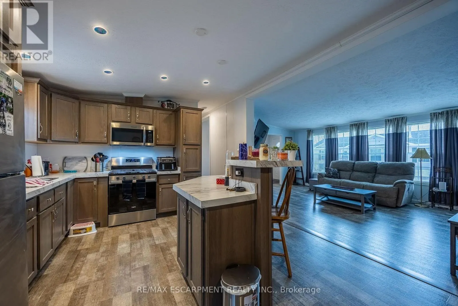 11 HICKORY HOLLOW