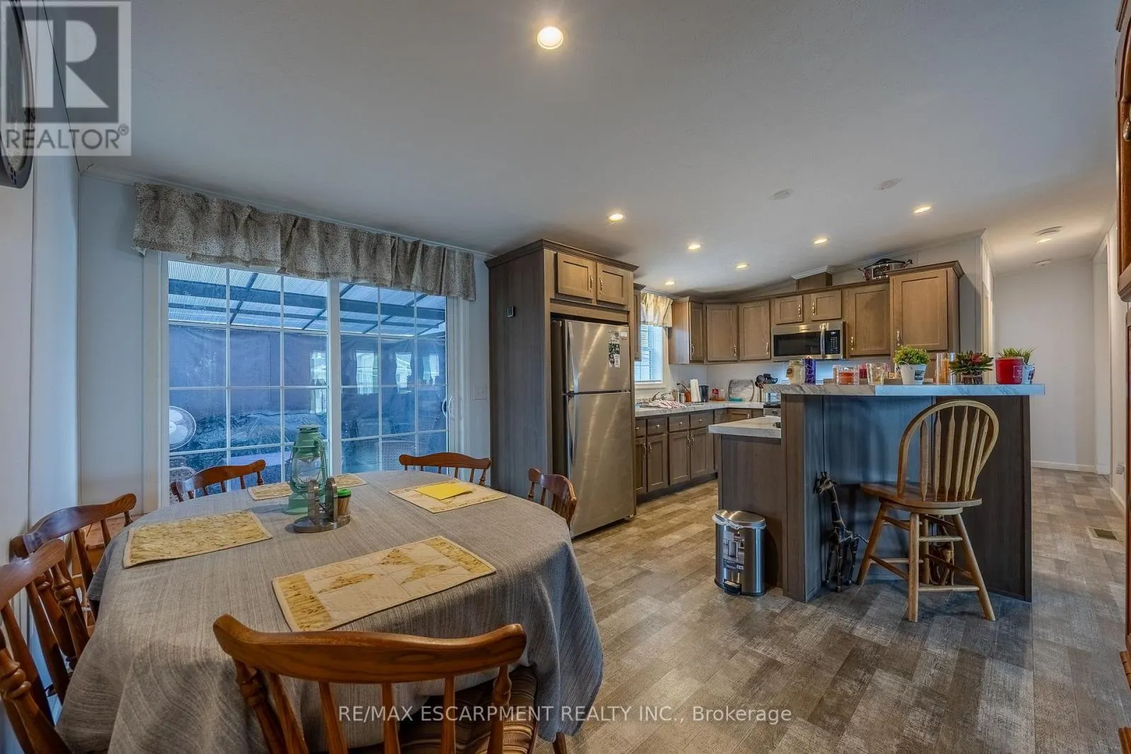 11 HICKORY HOLLOW