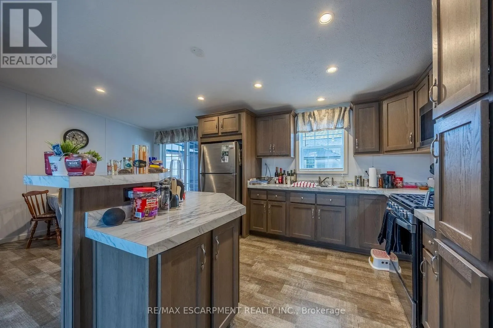 11 HICKORY HOLLOW