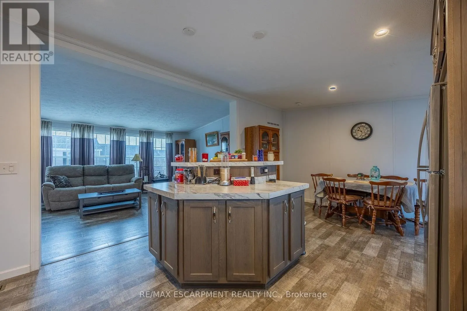 11 HICKORY HOLLOW