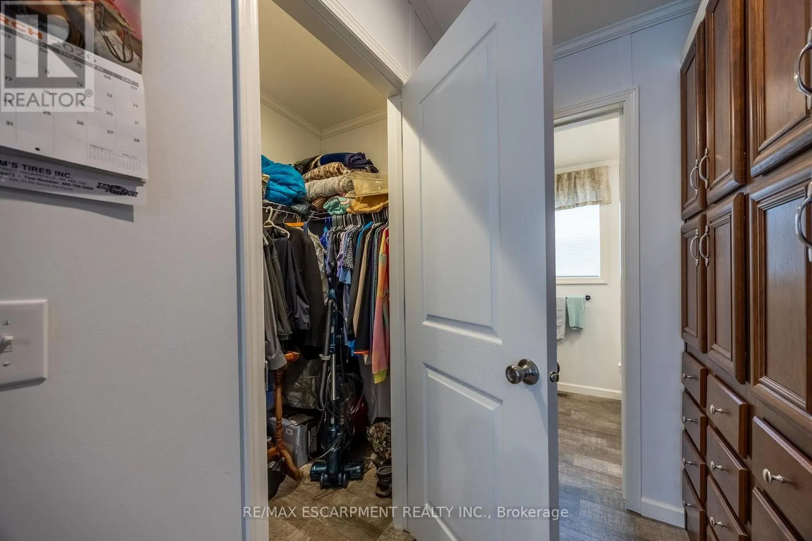 11 HICKORY HOLLOW