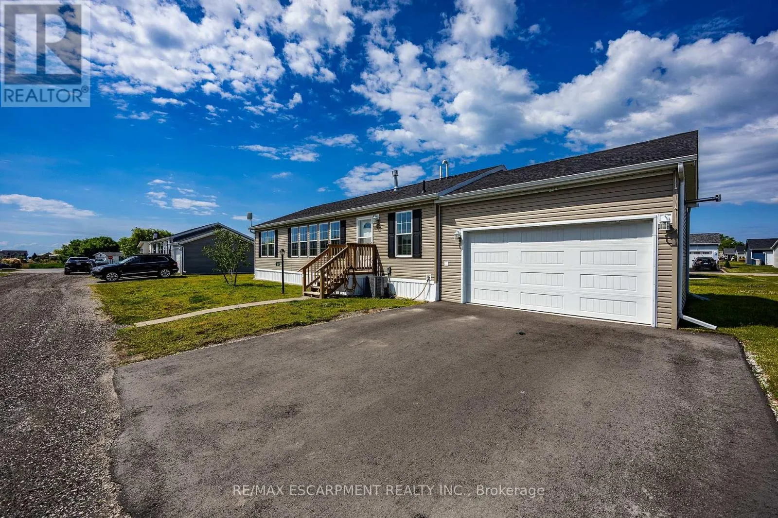 11 HICKORY HOLLOW
