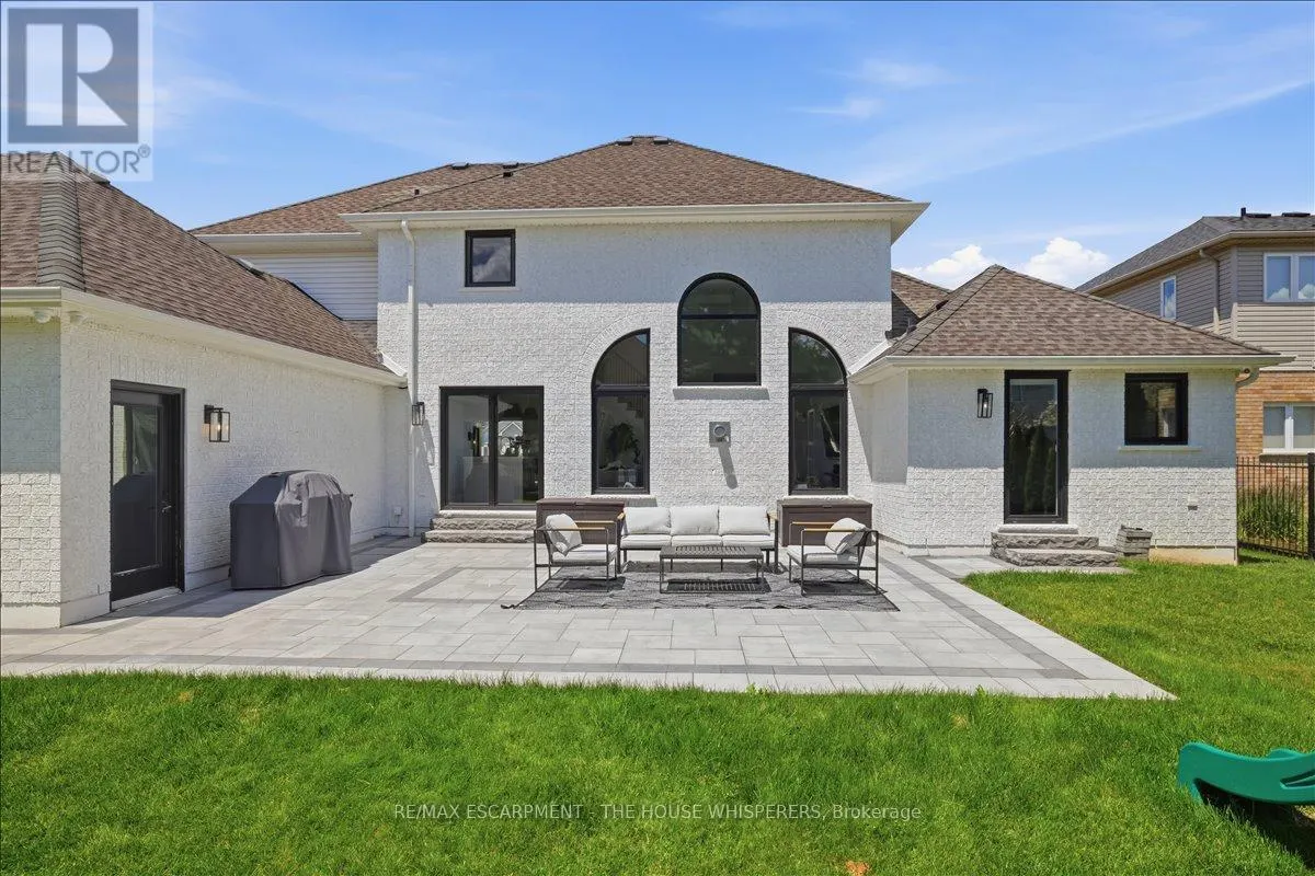 521 FALCONRIDGE CRESCENT