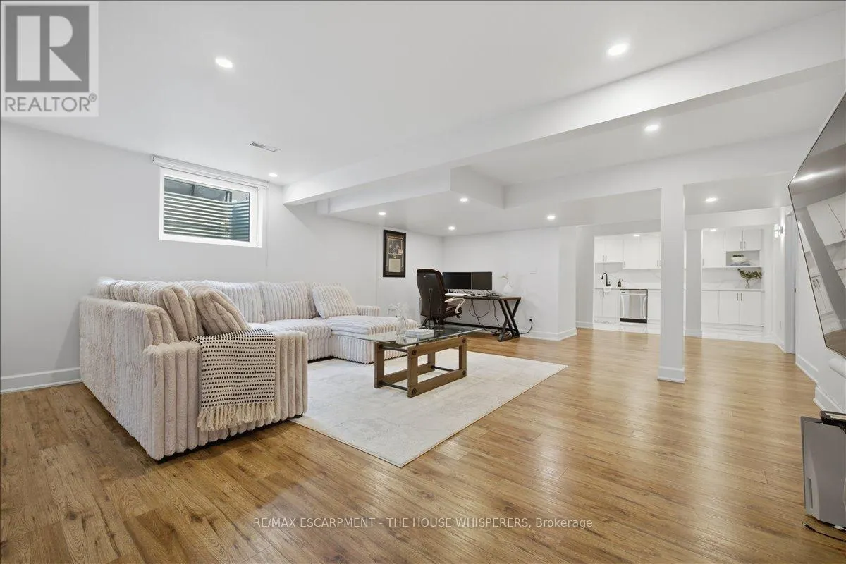 521 FALCONRIDGE CRESCENT