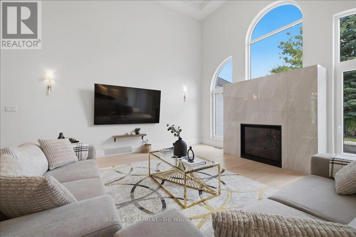 521 FALCONRIDGE CRESCENT