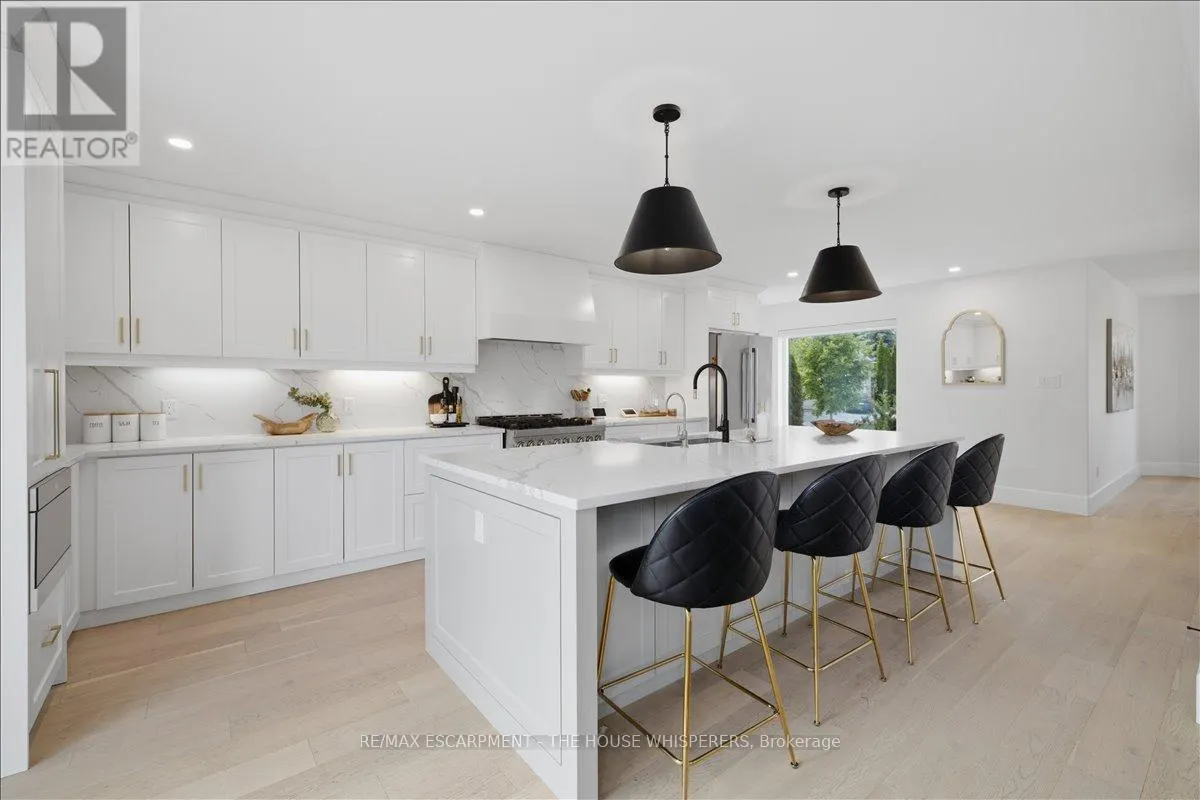 521 FALCONRIDGE CRESCENT