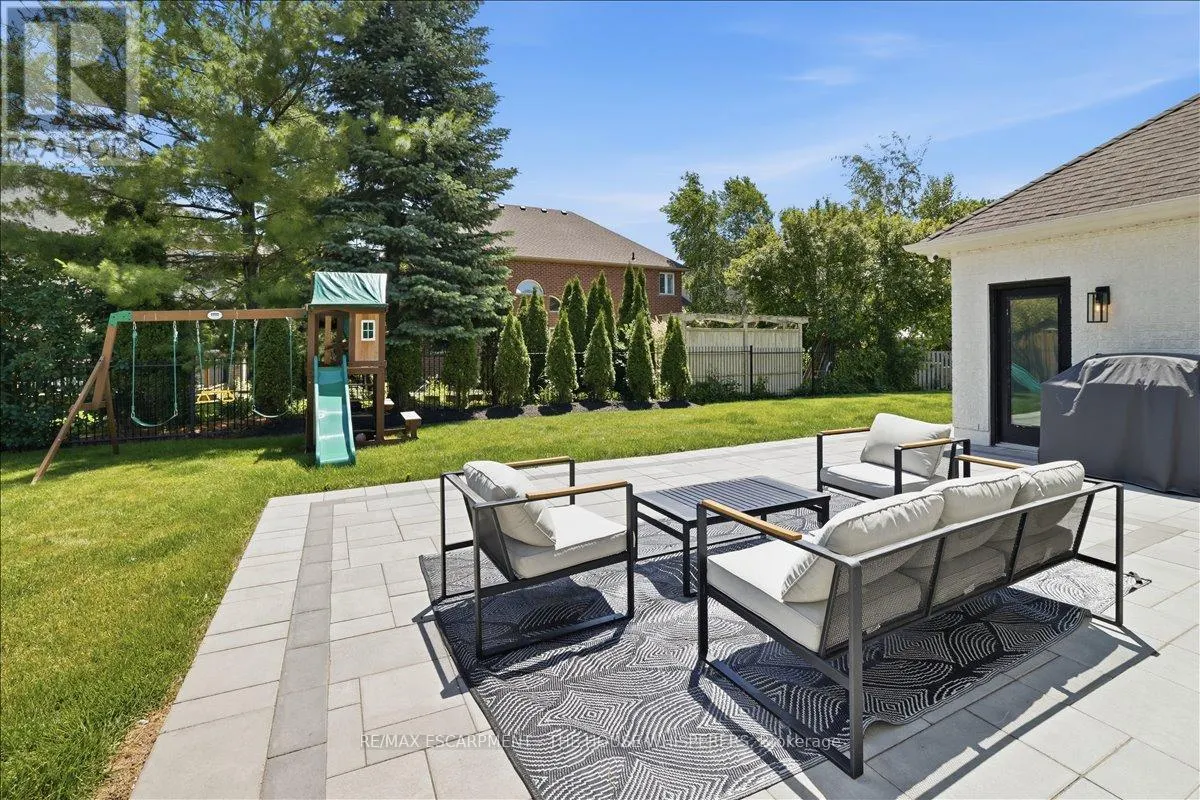 521 FALCONRIDGE CRESCENT