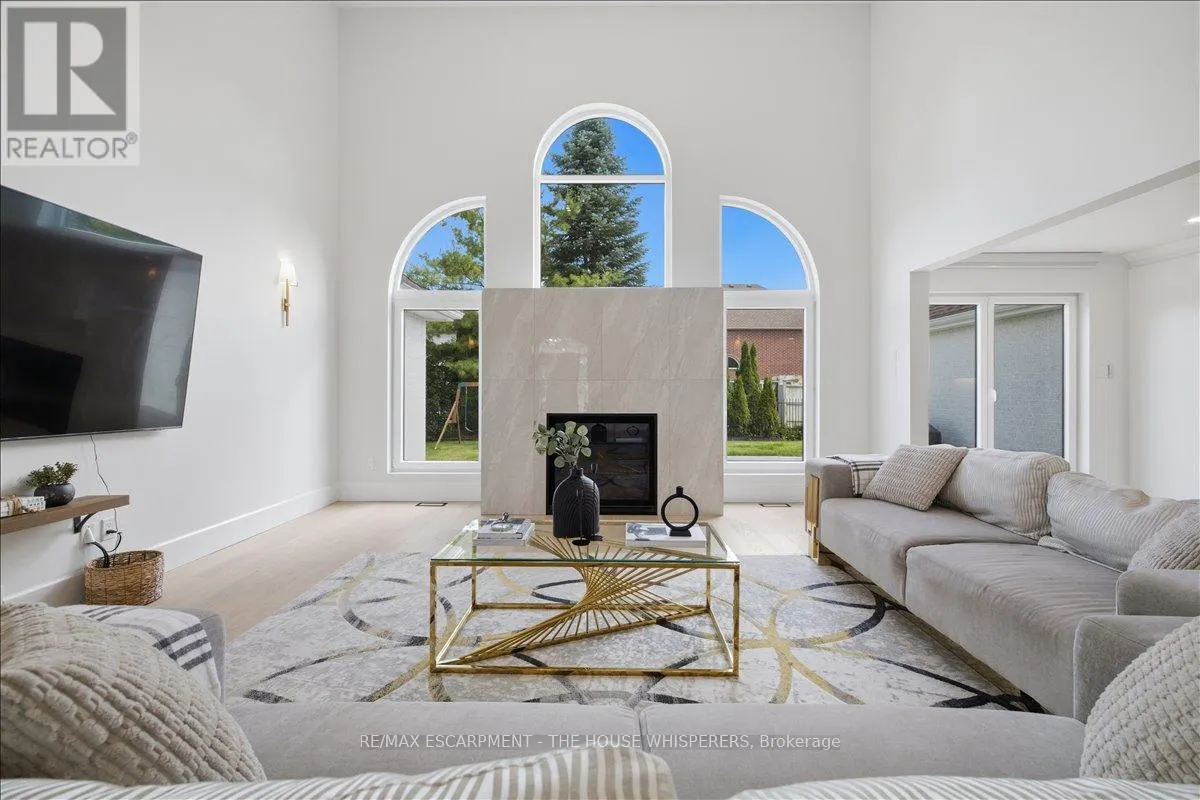 521 FALCONRIDGE CRESCENT