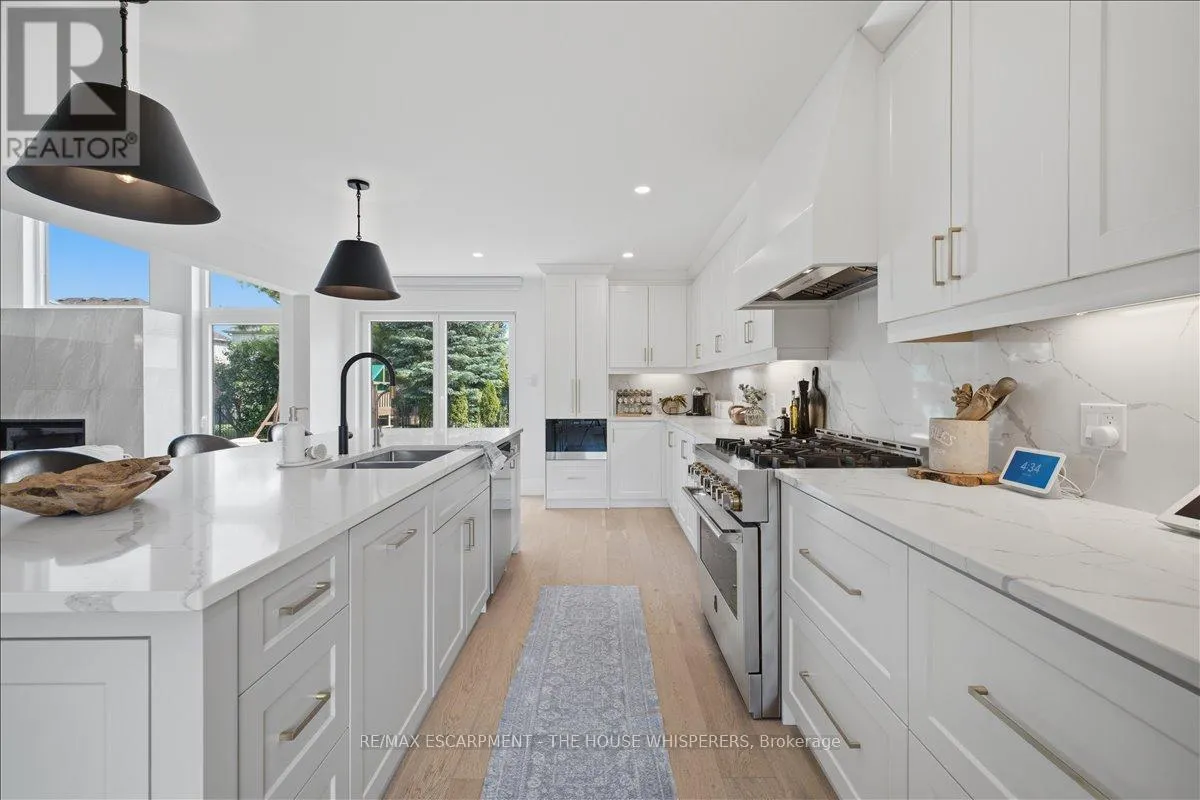 521 FALCONRIDGE CRESCENT