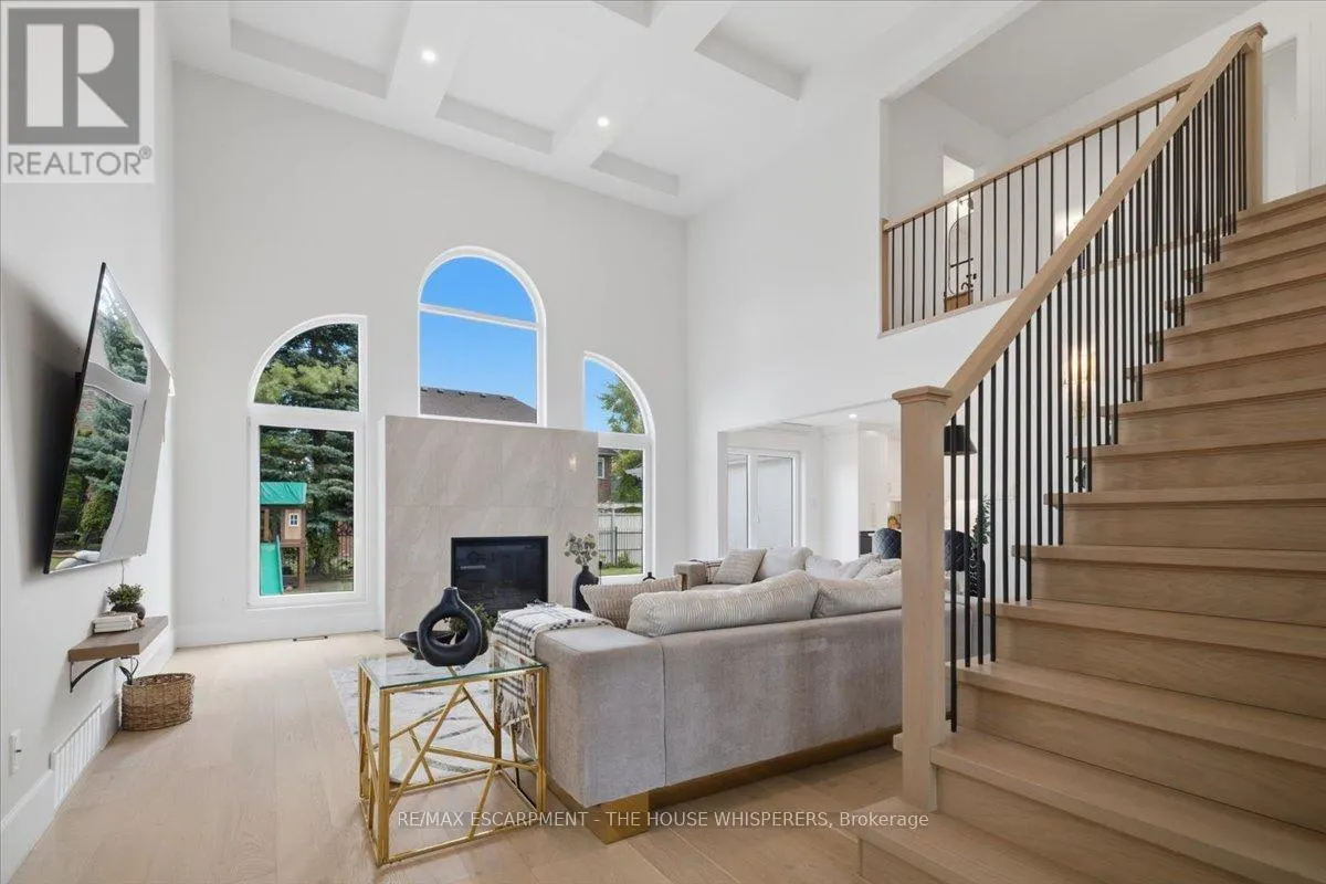 521 FALCONRIDGE CRESCENT