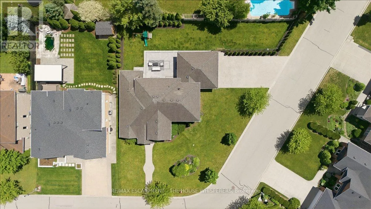 521 FALCONRIDGE CRESCENT