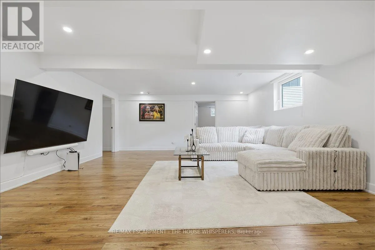 521 FALCONRIDGE CRESCENT