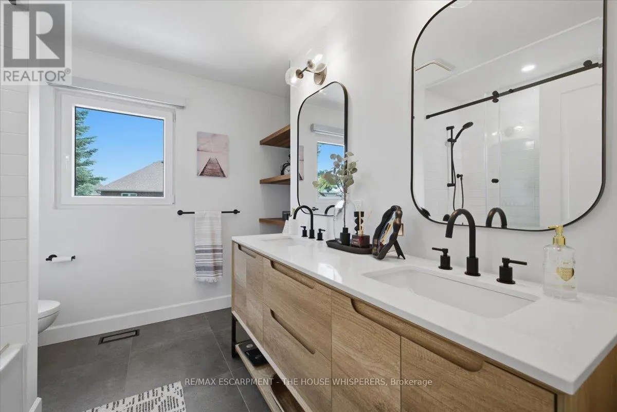 521 FALCONRIDGE CRESCENT
