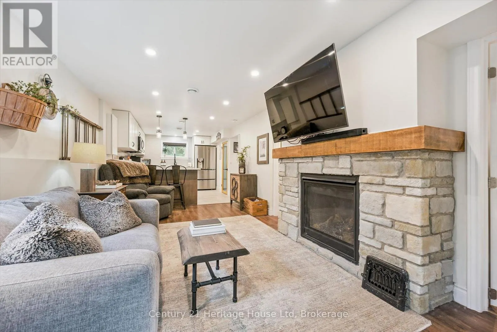 635 HILLVIEW ROAD