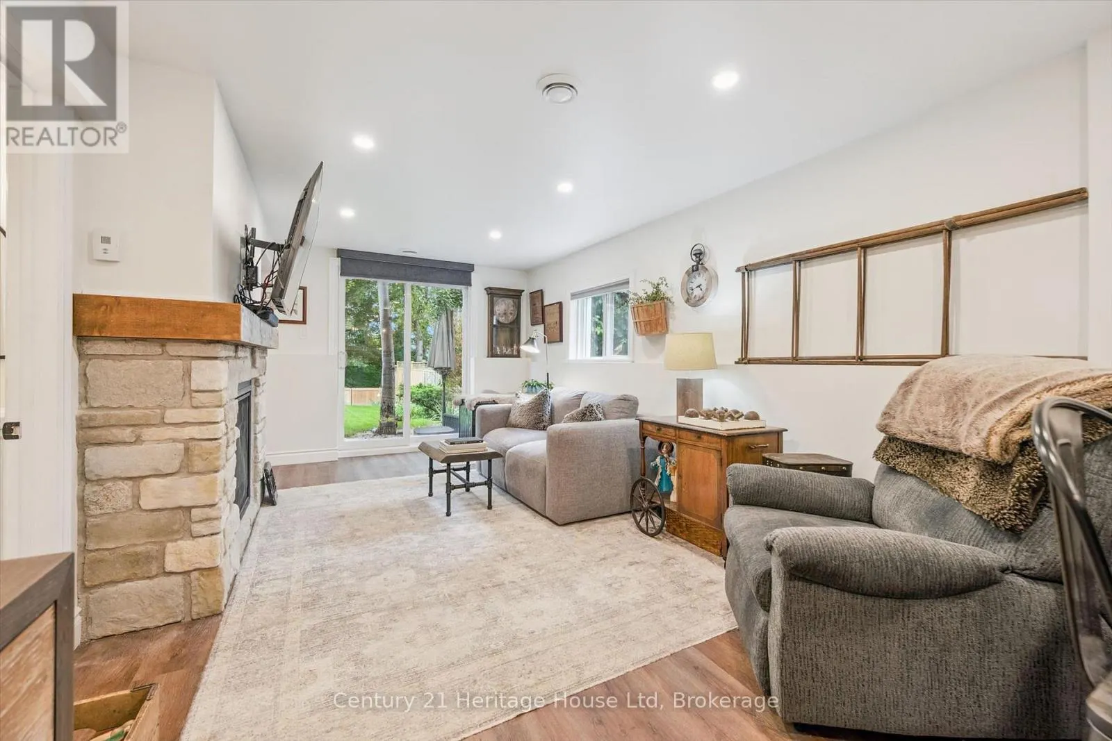 635 HILLVIEW ROAD
