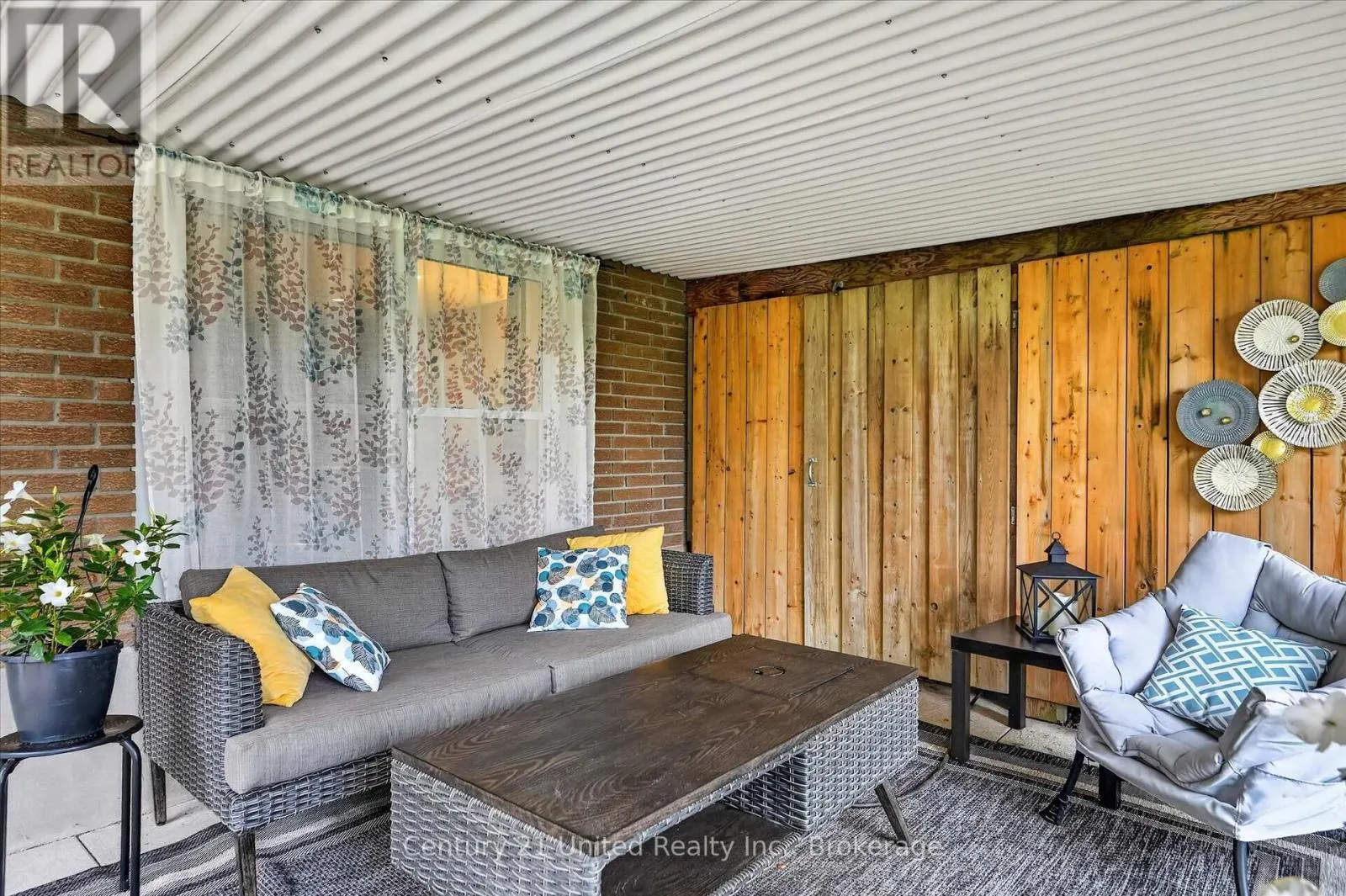 537 MONTCALM DRIVE