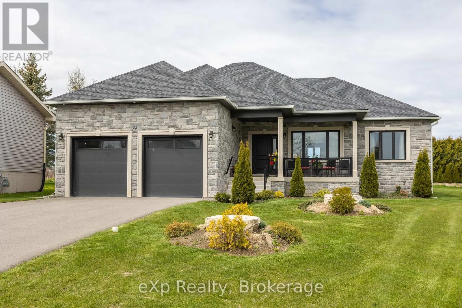 43 COUNTRY CRESCENT