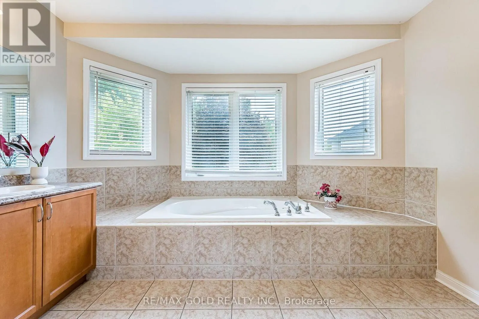 119 GLAZEBROOK CRESCENT