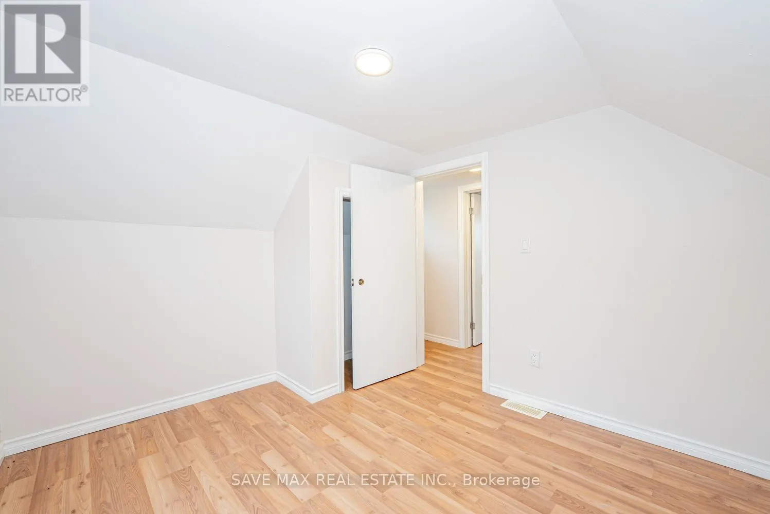 4 BEAUMONT CRESCENT S