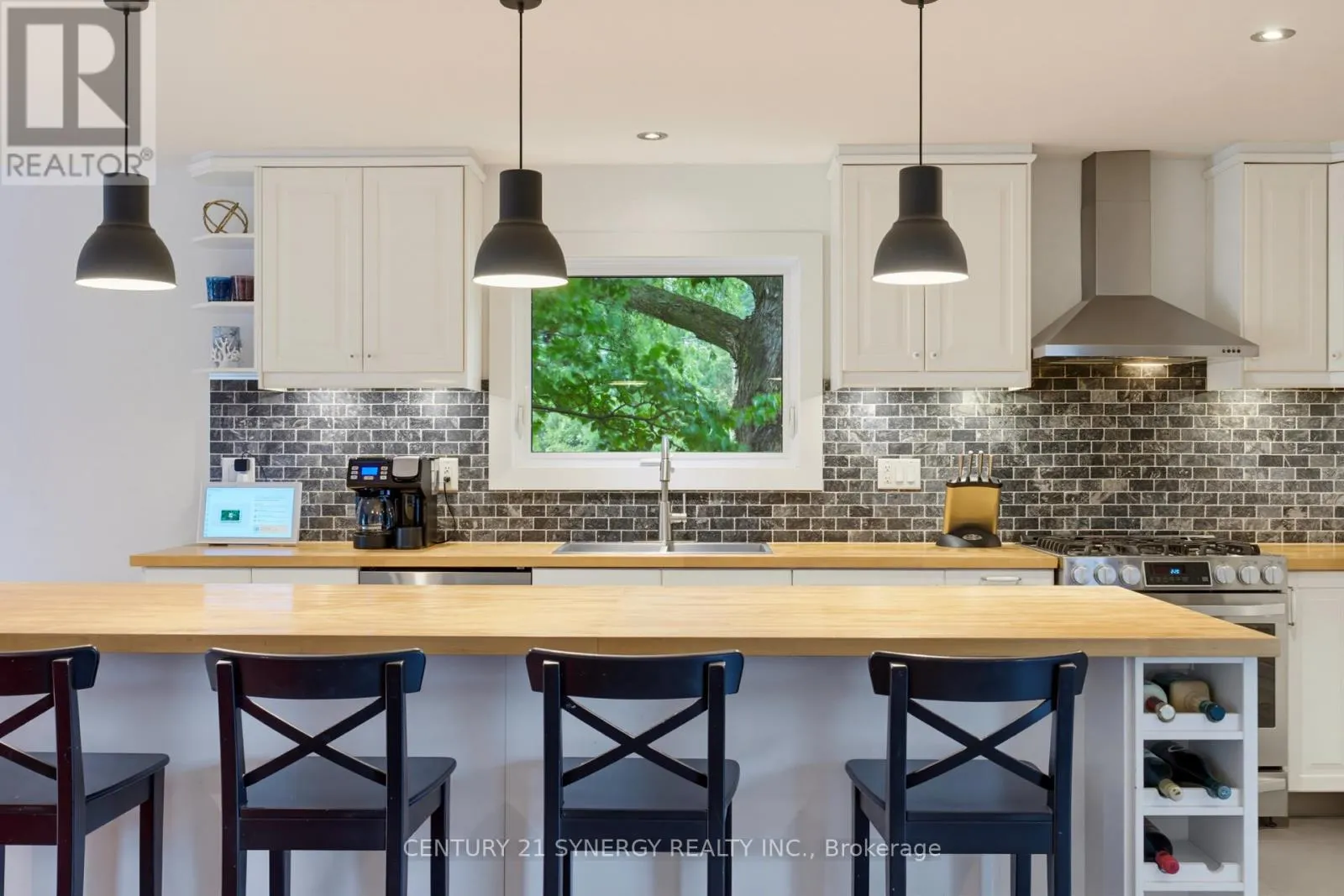 10 HONEY GABLES DRIVE