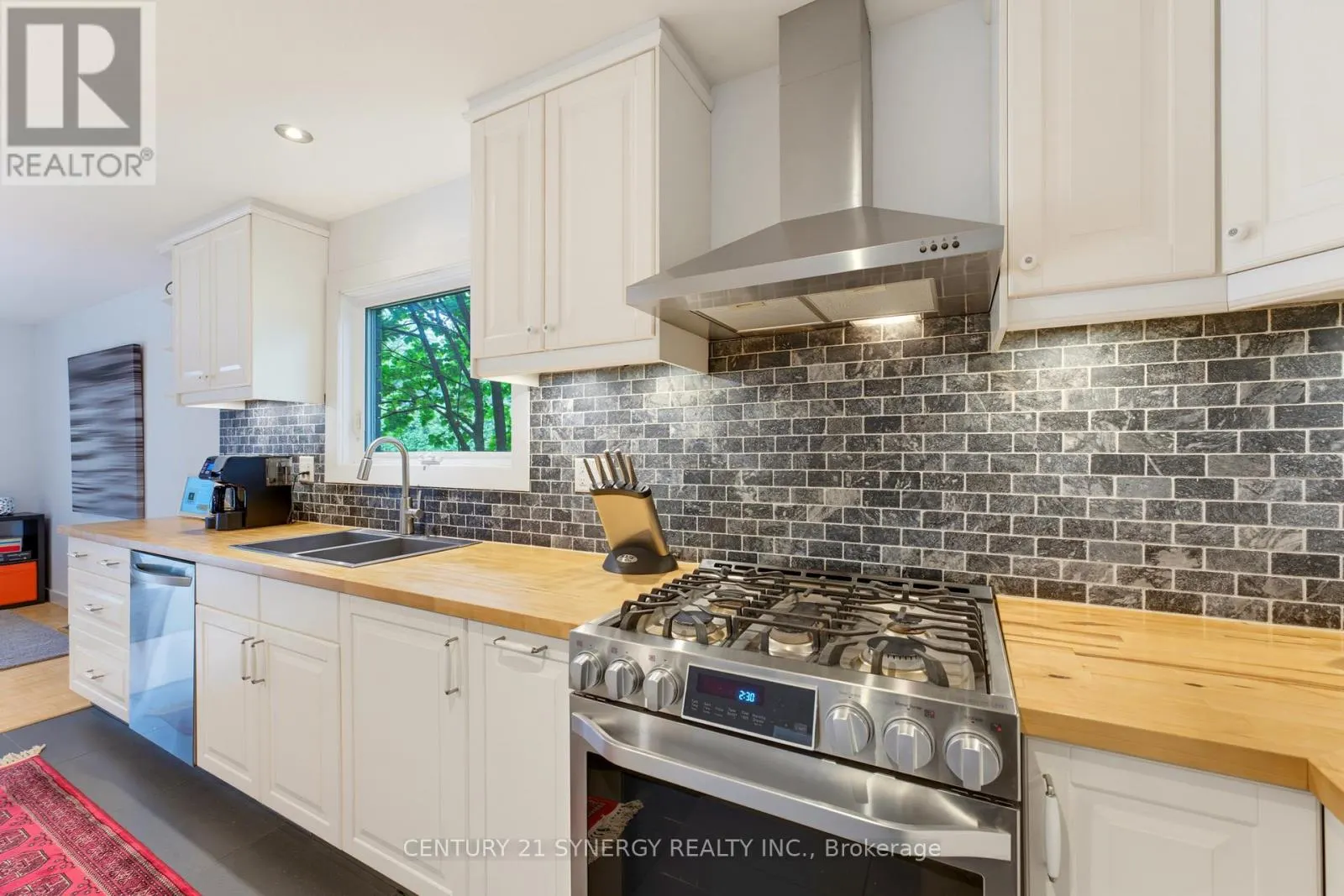 10 HONEY GABLES DRIVE