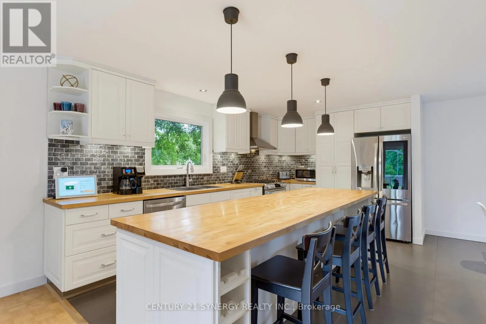 10 HONEY GABLES DRIVE