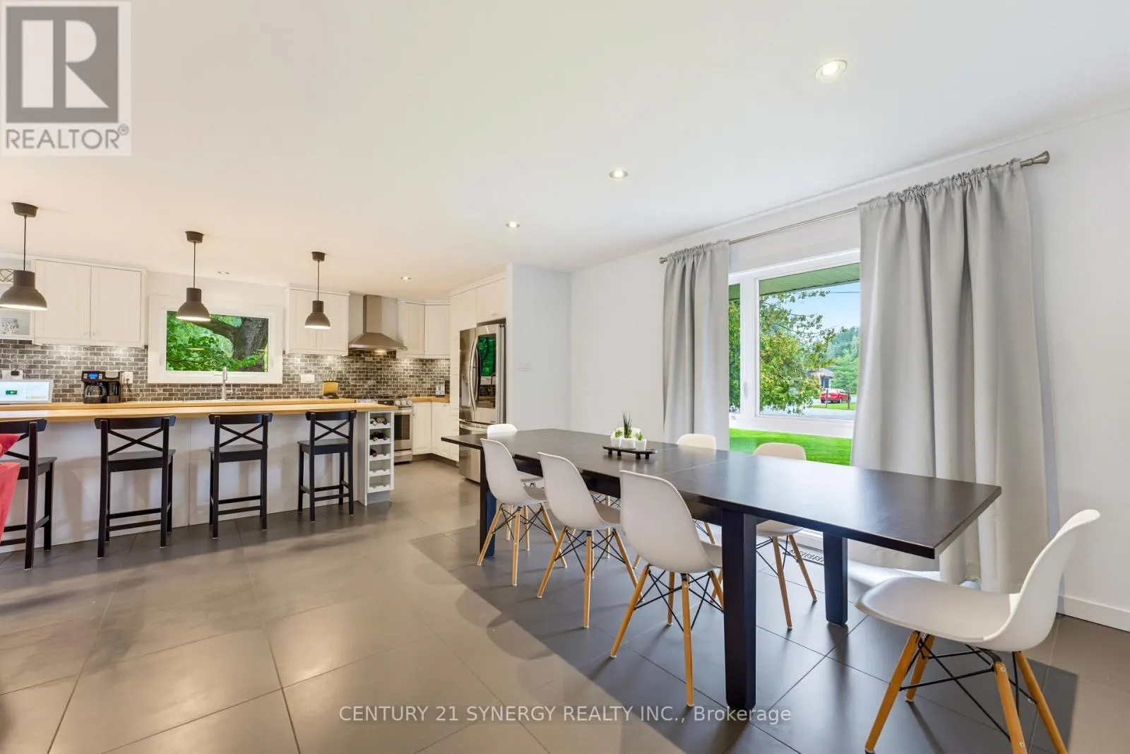 10 HONEY GABLES DRIVE