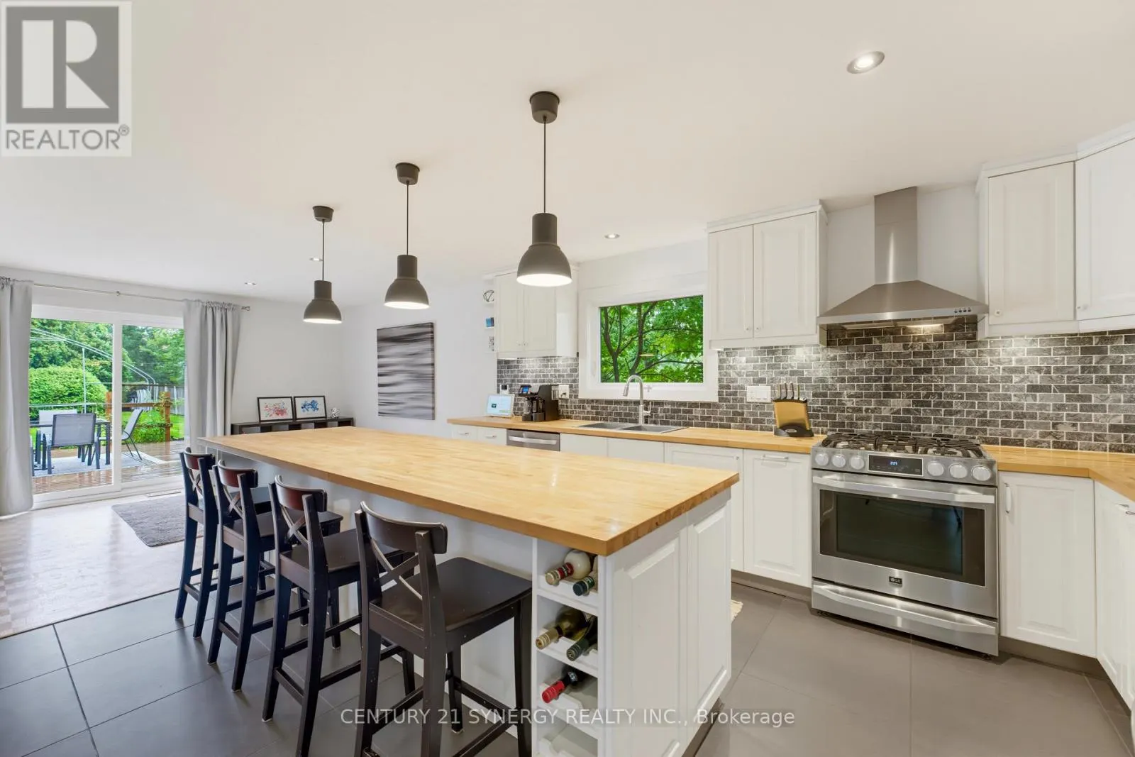10 HONEY GABLES DRIVE