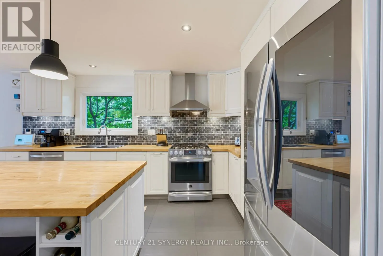 10 HONEY GABLES DRIVE