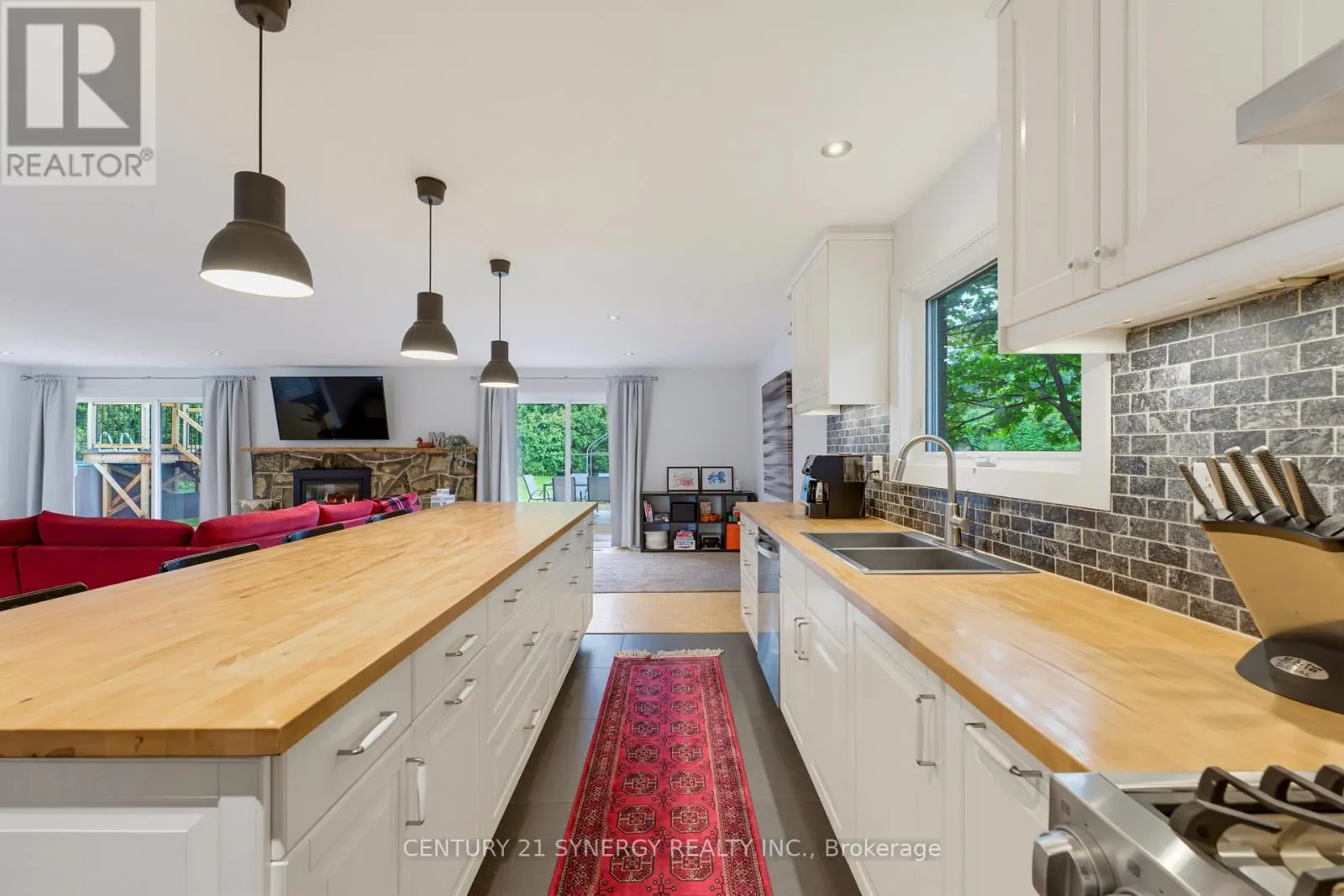 10 HONEY GABLES DRIVE