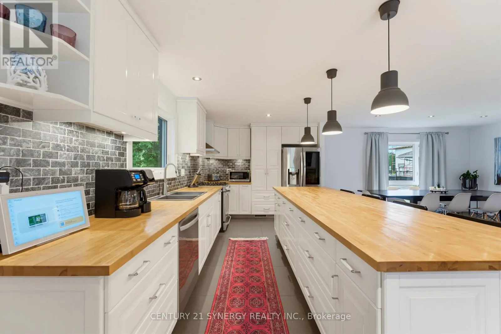 10 HONEY GABLES DRIVE